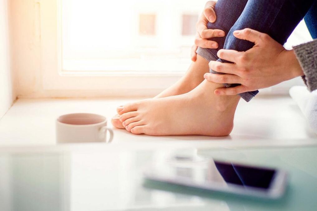 La mycose des ongles des pieds peut être traitée à la maison. 